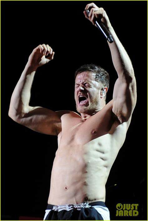 Imagine Dragons Dan Reynolds Goes Shirtless,。